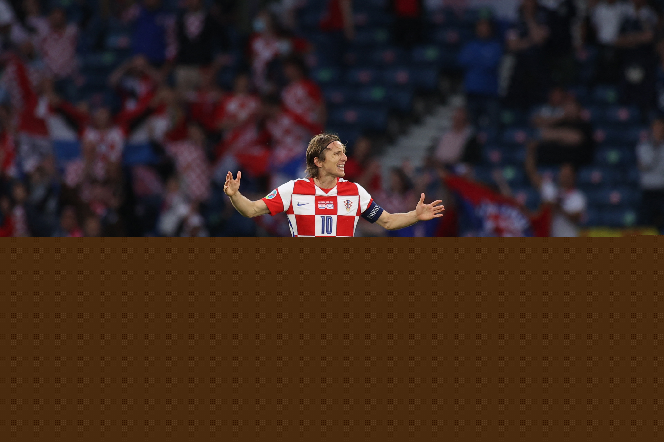 后卫破门后激情亲吻队徽，引球迷共鸣